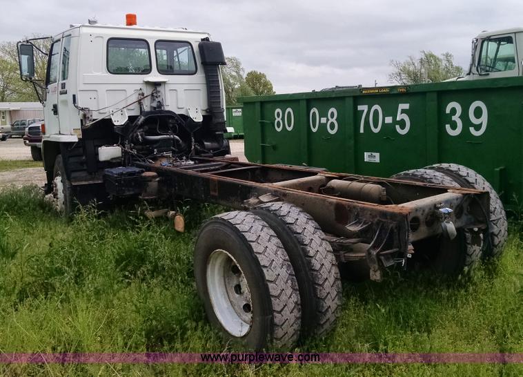 image for item G6614 1992 GMC 7000 truck cab and chassis