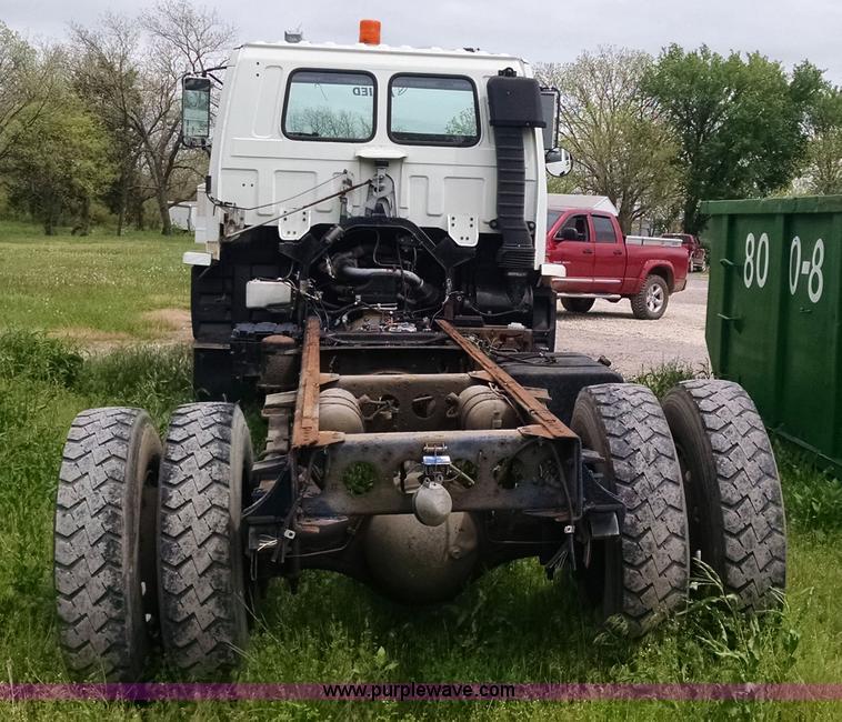 image for item G6614 1992 GMC 7000 truck cab and chassis