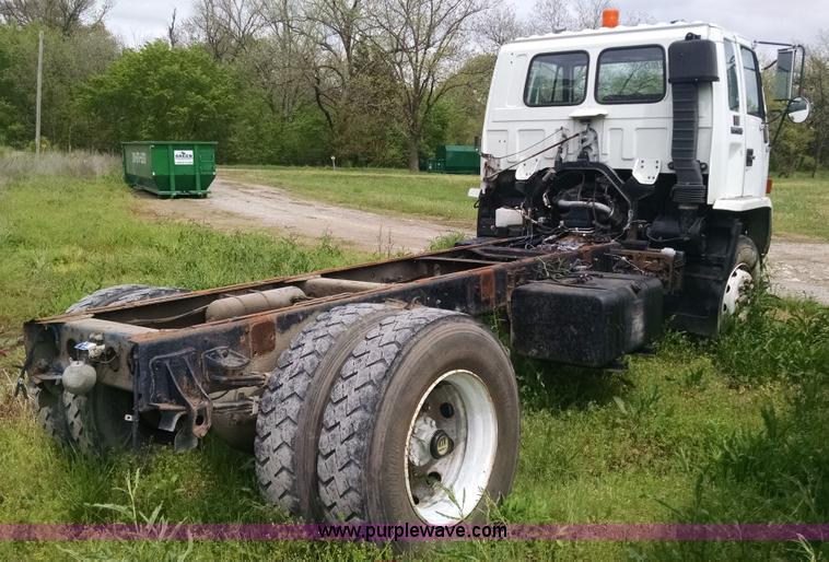 image for item G6614 1992 GMC 7000 truck cab and chassis