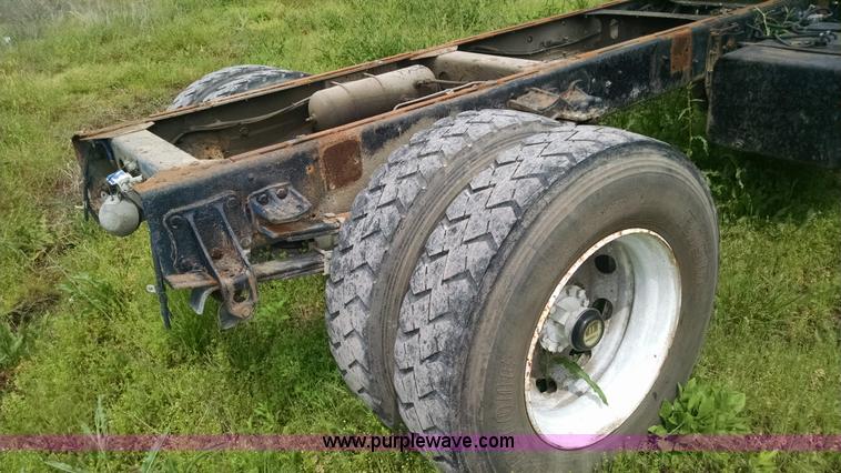 image for item G6614 1992 GMC 7000 truck cab and chassis