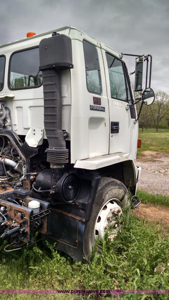 image for item G6614 1992 GMC 7000 truck cab and chassis