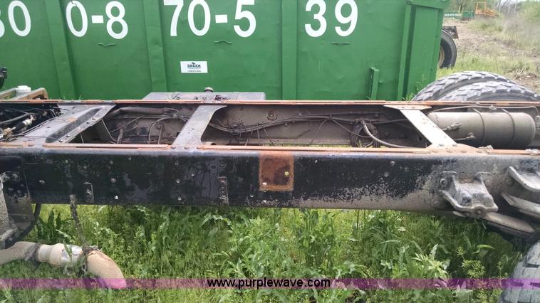 image for item G6614 1992 GMC 7000 truck cab and chassis