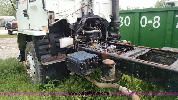 image for item G6614 1992 GMC 7000 truck cab and chassis