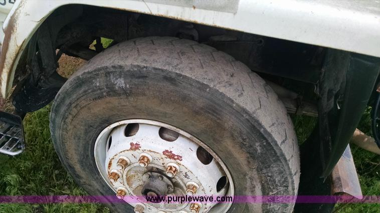 image for item G6614 1992 GMC 7000 truck cab and chassis