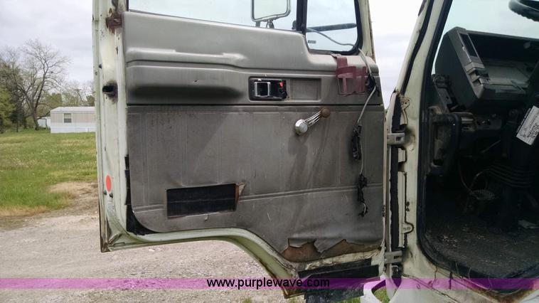 image for item G6614 1992 GMC 7000 truck cab and chassis