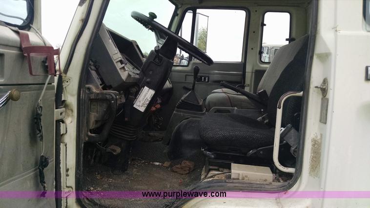 image for item G6614 1992 GMC 7000 truck cab and chassis