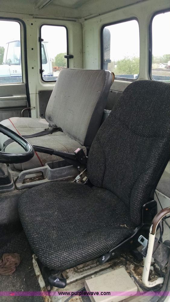 image for item G6614 1992 GMC 7000 truck cab and chassis