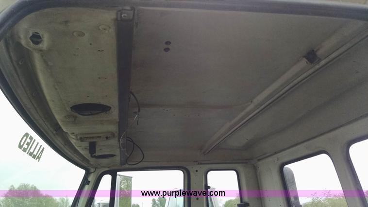 image for item G6614 1992 GMC 7000 truck cab and chassis