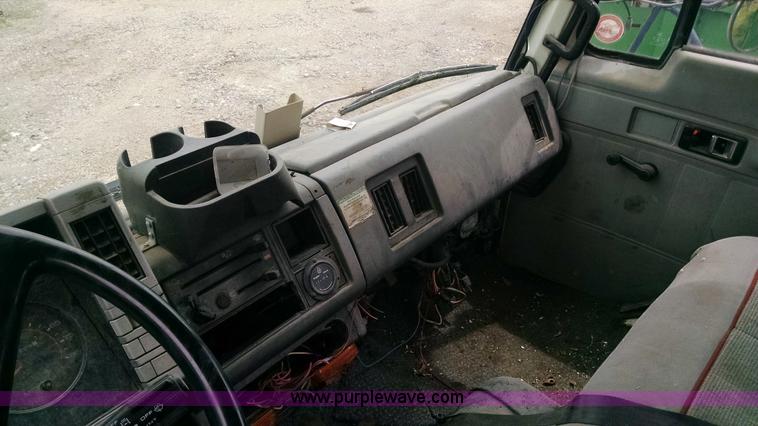 image for item G6614 1992 GMC 7000 truck cab and chassis