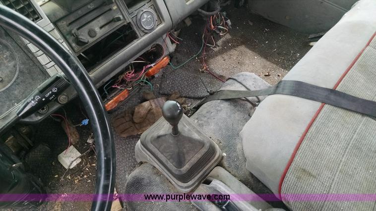 image for item G6614 1992 GMC 7000 truck cab and chassis