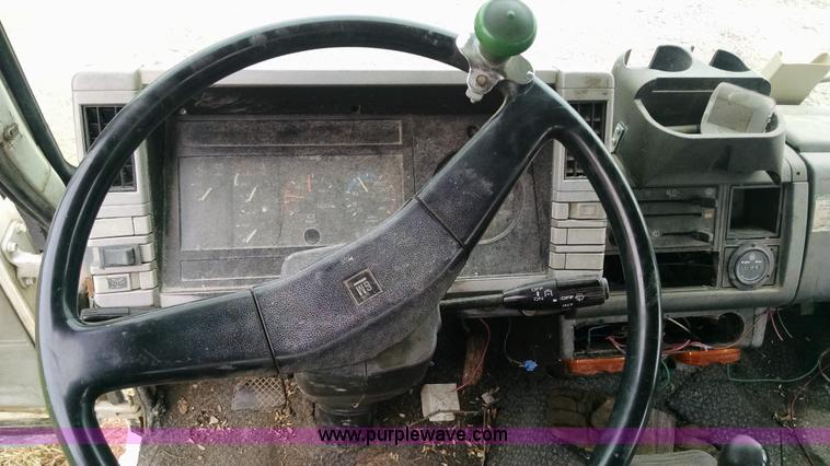 image for item G6614 1992 GMC 7000 truck cab and chassis