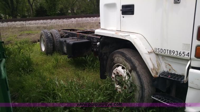 image for item G6614 1992 GMC 7000 truck cab and chassis