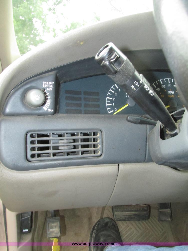 image for item H4591 1999 Pontiac Bonneville SE