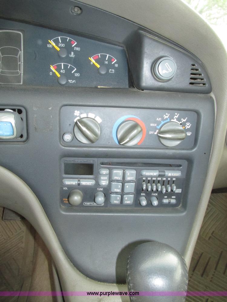 image for item H4591 1999 Pontiac Bonneville SE
