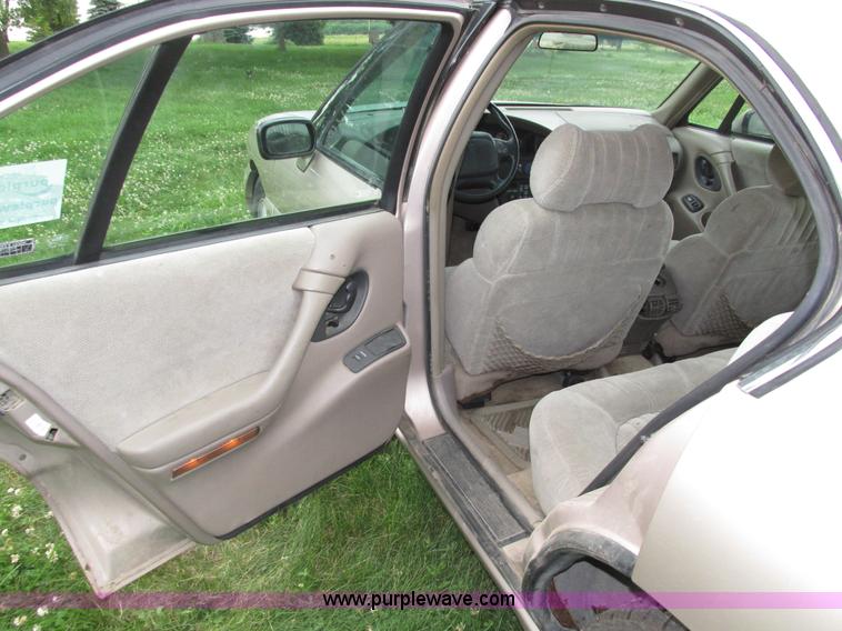 image for item H4591 1999 Pontiac Bonneville SE
