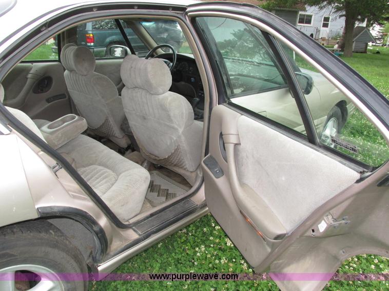 image for item H4591 1999 Pontiac Bonneville SE