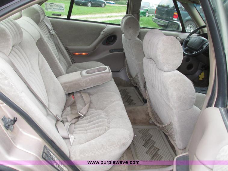 image for item H4591 1999 Pontiac Bonneville SE
