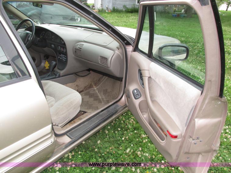 image for item H4591 1999 Pontiac Bonneville SE