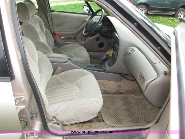 image for item H4591 1999 Pontiac Bonneville SE