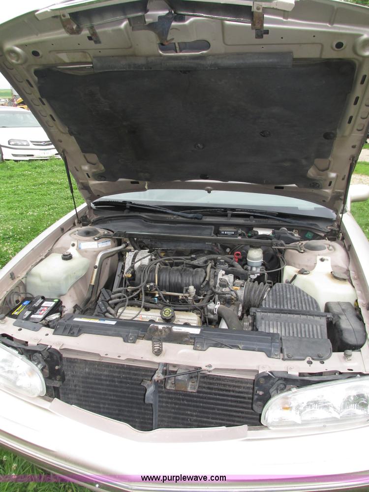 image for item H4591 1999 Pontiac Bonneville SE