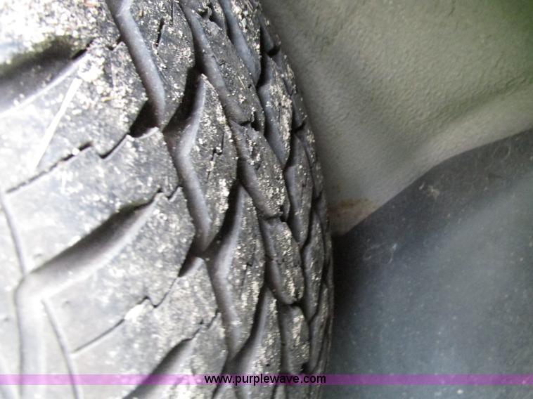 image for item H4591 1999 Pontiac Bonneville SE