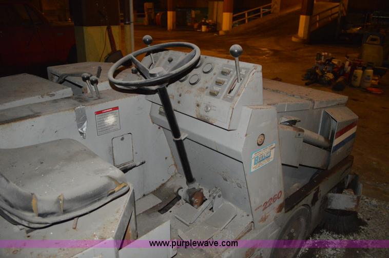 image for item I2853 Clarke American Lincoln 2260 sweeper