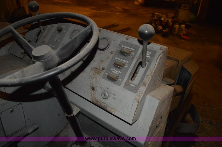 image for item I2853 Clarke American Lincoln 2260 sweeper