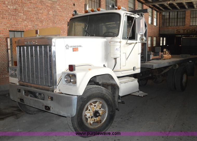 image for item I2859 1981 GMC General truck cab and chassis