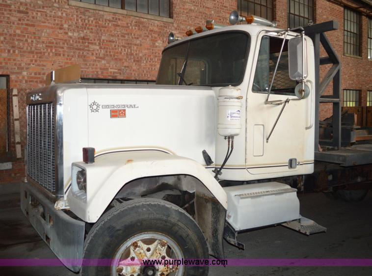 image for item I2859 1981 GMC General truck cab and chassis