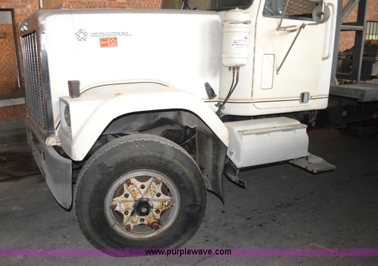 image for item I2859 1981 GMC General truck cab and chassis