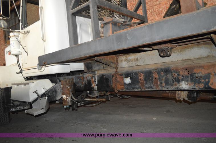 image for item I2859 1981 GMC General truck cab and chassis