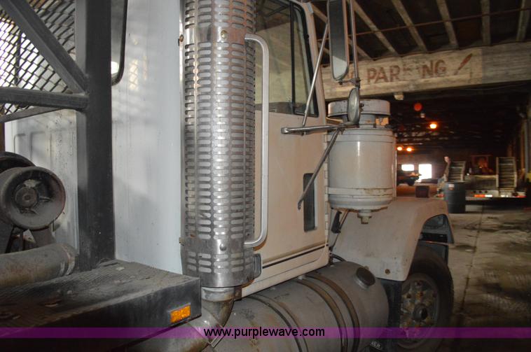 image for item I2859 1981 GMC General truck cab and chassis