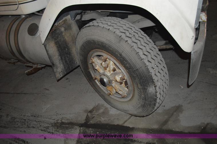 image for item I2859 1981 GMC General truck cab and chassis