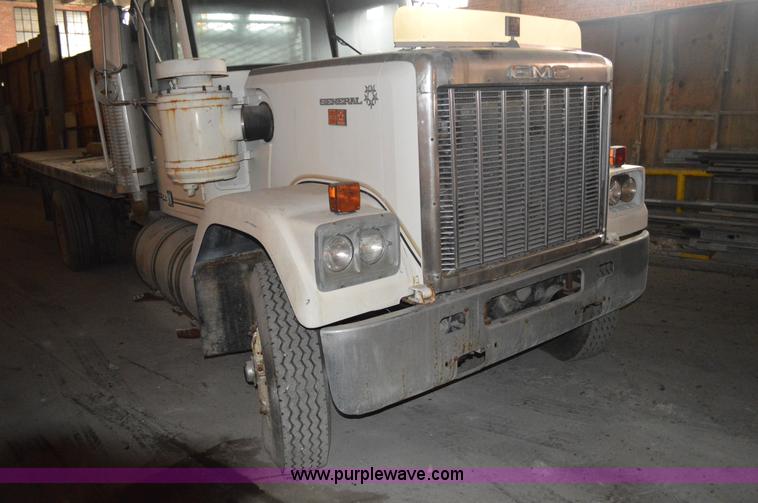 image for item I2859 1981 GMC General truck cab and chassis