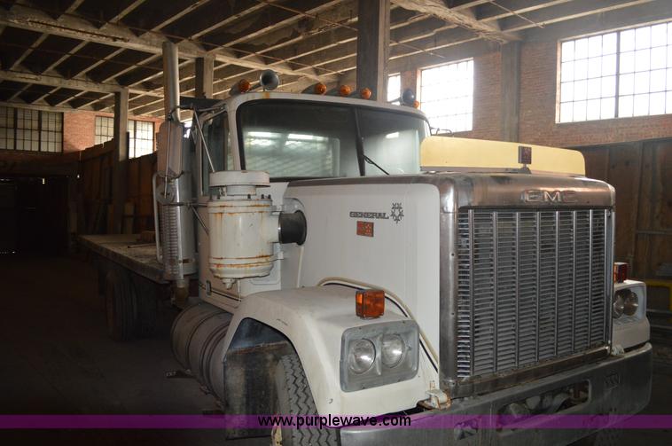 image for item I2859 1981 GMC General truck cab and chassis