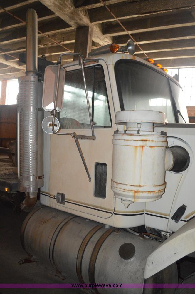 image for item I2859 1981 GMC General truck cab and chassis