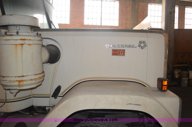 image for item I2859 1981 GMC General truck cab and chassis