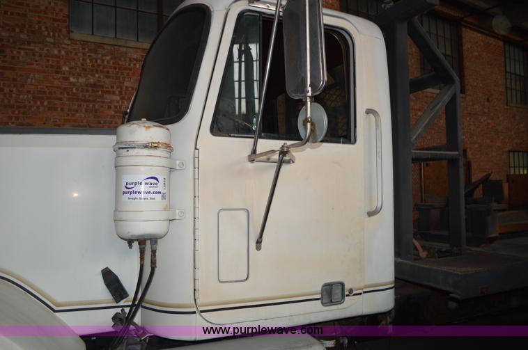 image for item I2859 1981 GMC General truck cab and chassis