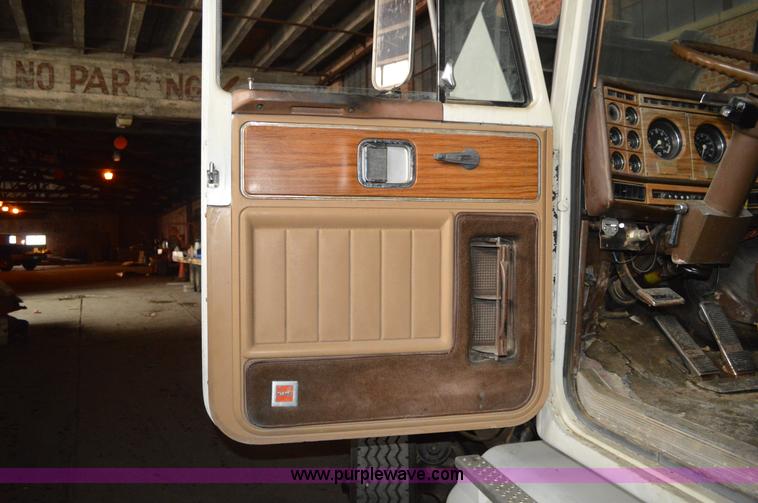 image for item I2859 1981 GMC General truck cab and chassis