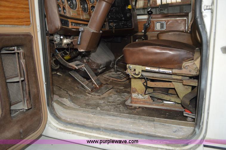 image for item I2859 1981 GMC General truck cab and chassis