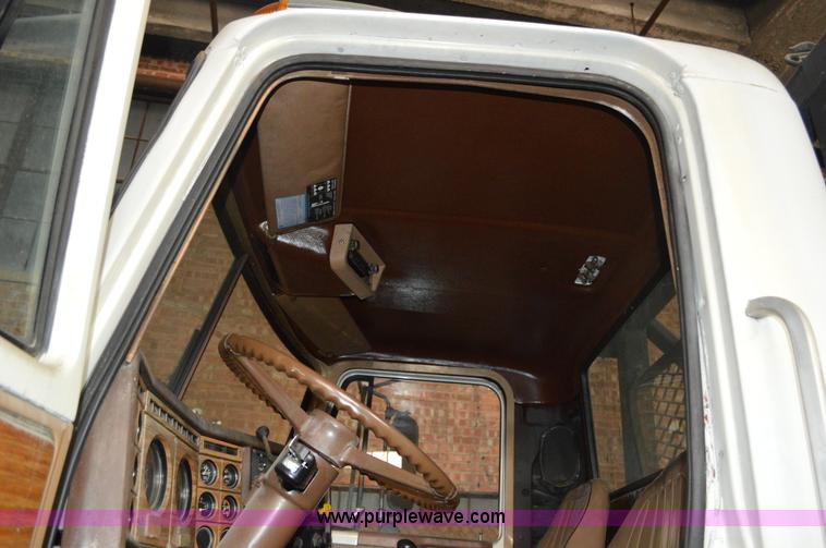 image for item I2859 1981 GMC General truck cab and chassis