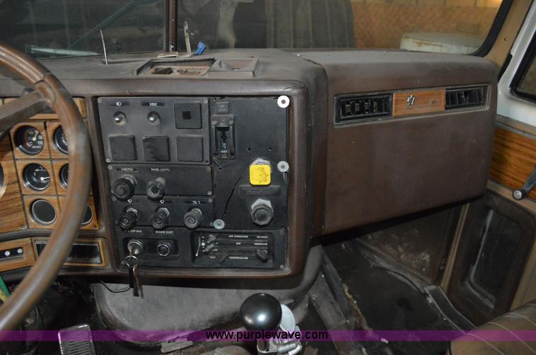 image for item I2859 1981 GMC General truck cab and chassis