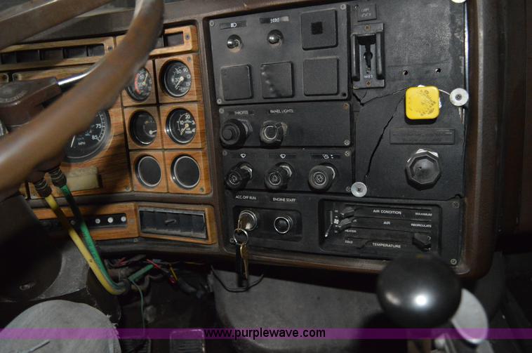 image for item I2859 1981 GMC General truck cab and chassis