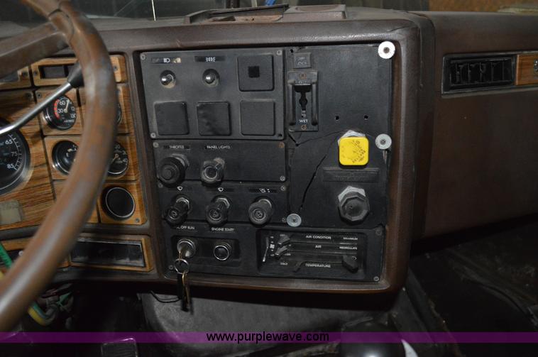 image for item I2859 1981 GMC General truck cab and chassis