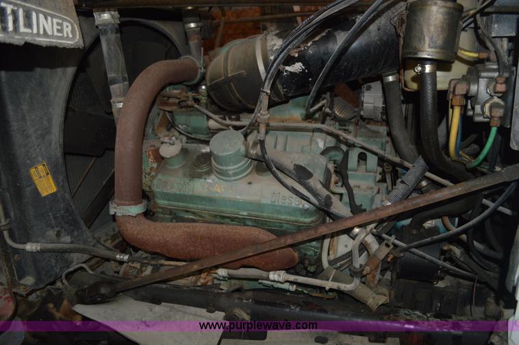 image for item I2859 1981 GMC General truck cab and chassis