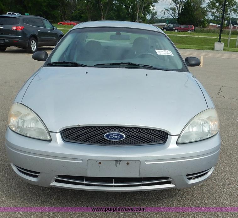 image for item J3858 2006 Ford Taurus