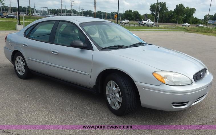 image for item J3858 2006 Ford Taurus