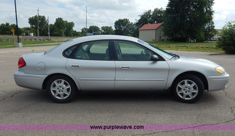 image for item J3858 2006 Ford Taurus