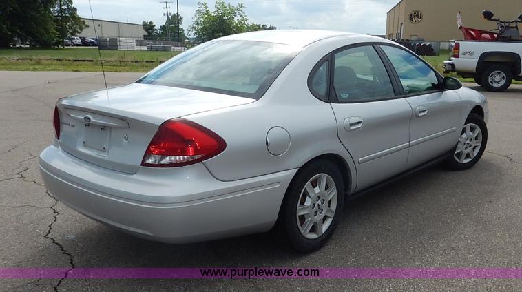 image for item J3858 2006 Ford Taurus