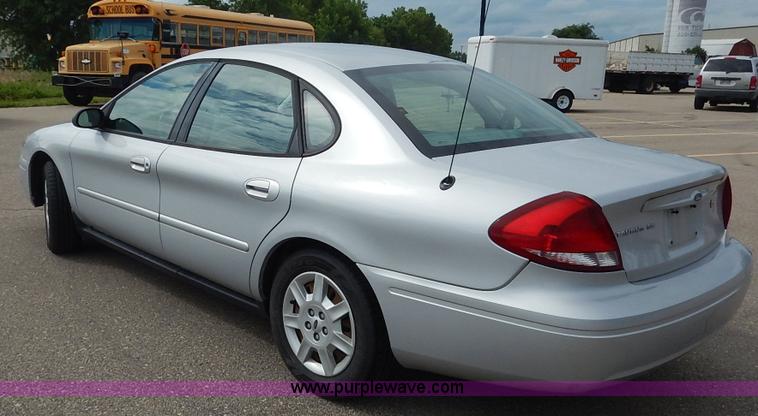 image for item J3858 2006 Ford Taurus